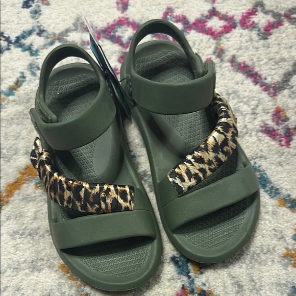 NWT Muk Luks Green and Leopard Print Sandals - Picture 2 of 5